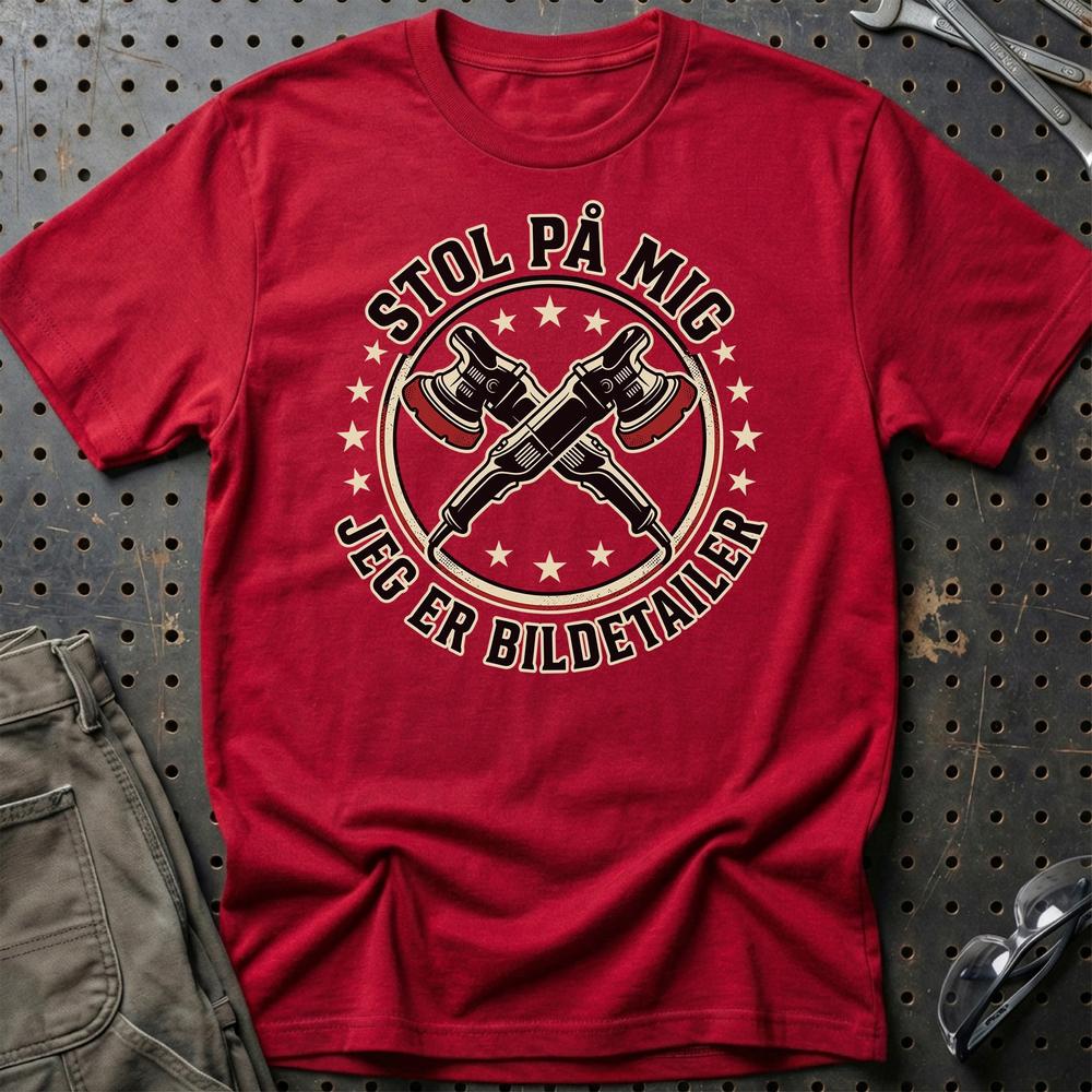Stol På Mig – Jeg Er Bildetailer - Unisex T-Shirt , Bomuld-Beklædning-Garage Culture-Rød-S-Garage Culture Shop- garage - man cave - merchandise