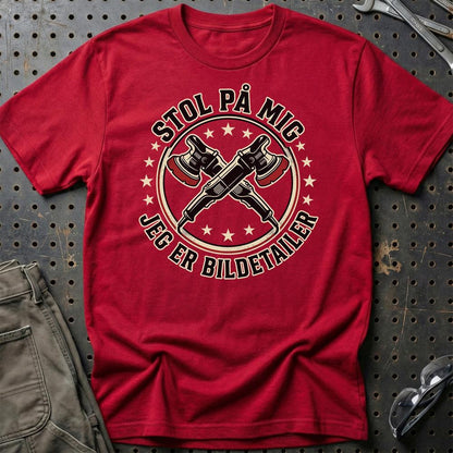 Stol På Mig – Jeg Er Bildetailer - Unisex T-Shirt , Bomuld-Beklædning-Garage Culture-Rød-S-Garage Culture Shop- garage - man cave - merchandise
