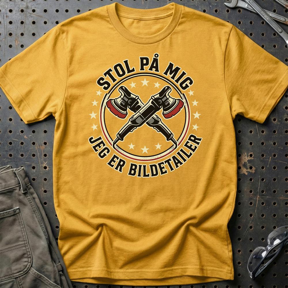 Stol På Mig – Jeg Er Bildetailer - Unisex T-Shirt , Bomuld-Beklædning-Garage Culture-Guld-S-Garage Culture Shop- garage - man cave - merchandise