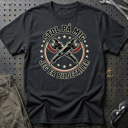 Stol På Mig – Jeg Er Bildetailer - Unisex T-Shirt , Bomuld-Beklædning-Garage Culture-Sort-S-Garage Culture Shop- garage - man cave - merchandise