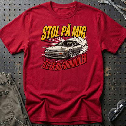 Stol På Mig – Jeg Er Bilforhandler - Unisex T-Shirt , Bomuld-Beklædning-Garage Culture-Rød-S-Garage Culture Shop- garage - man cave - merchandise