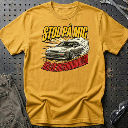 Stol På Mig – Jeg Er Bilforhandler - Unisex T-Shirt , Bomuld-Beklædning-Garage Culture-Guld-S-Garage Culture Shop- garage - man cave - merchandise