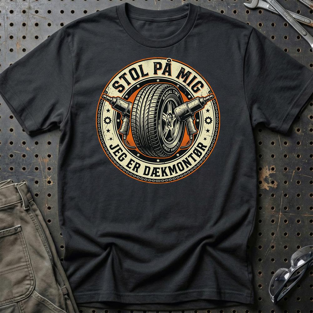 Stol På Mig - Jeg Er Dækmontør T-Shirt-Beklædning-Garage Culture-Sort-S-Garage Culture Shop- garage - man cave - merchandise