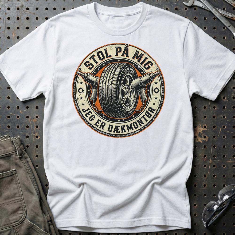 Stol På Mig – Jeg Er Dækmontør - Unisex T-Shirt , Bomuld-Beklædning-Garage Culture-Hvid-S-Garage Culture Shop- garage - man cave - merchandise
