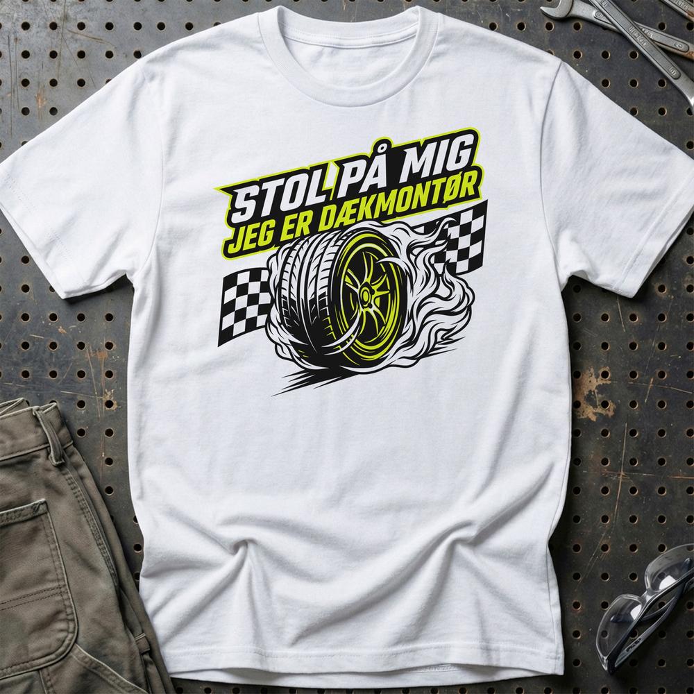 Stol På Mig – Jeg Er Dækmontør - Unisex T-Shirt , Bomuld-Beklædning-Garage Culture-Hvid-S-Garage Culture Shop- garage - man cave - merchandise