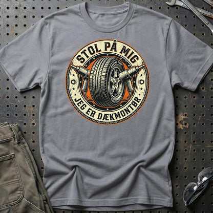Stol På Mig – Jeg Er Dækmontør - Unisex T-Shirt , Bomuld-Beklædning-Garage Culture-Grå Sport-S-Garage Culture Shop- garage - man cave - merchandise