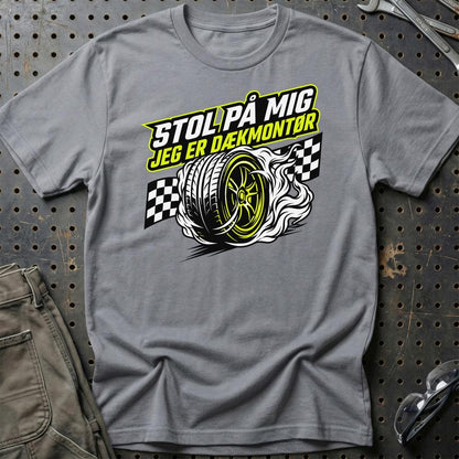 Stol På Mig – Jeg Er Dækmontør - Unisex T-Shirt , Bomuld-Beklædning-Garage Culture-Grå Sport-S-Garage Culture Shop- garage - man cave - merchandise