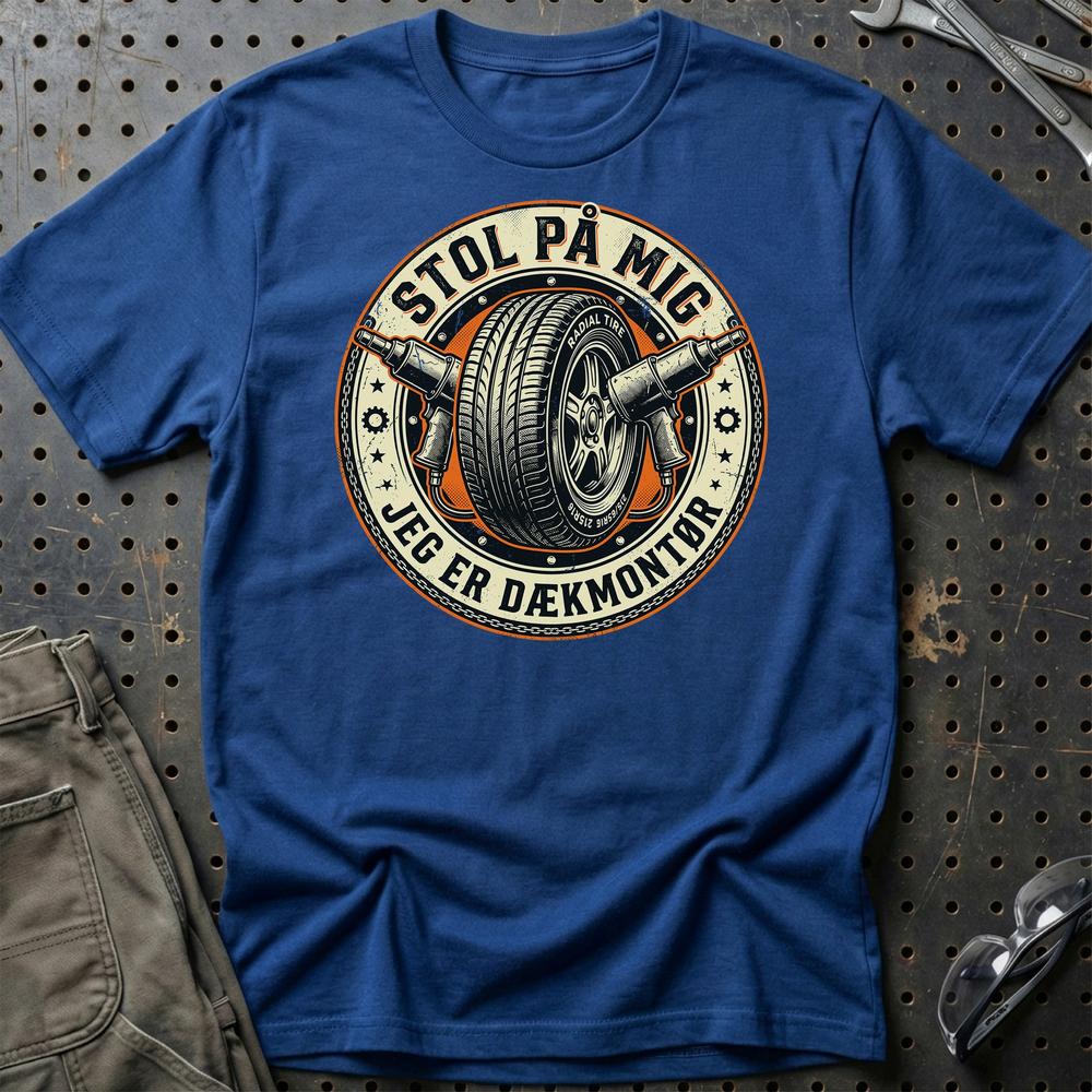 Stol På Mig – Jeg Er Dækmontør - Unisex T-Shirt , Bomuld-Beklædning-Garage Culture-Blå Royal-S-Garage Culture Shop- garage - man cave - merchandise
