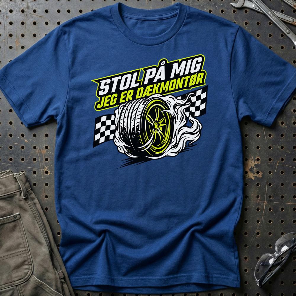 Stol På Mig – Jeg Er Dækmontør - Unisex T-Shirt , Bomuld-Beklædning-Garage Culture-Blå Royal-S-Garage Culture Shop- garage - man cave - merchandise