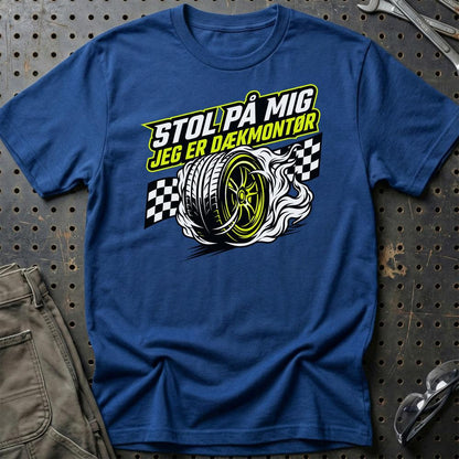 Stol På Mig – Jeg Er Dækmontør - Unisex T-Shirt , Bomuld-Beklædning-Garage Culture-Blå Royal-S-Garage Culture Shop- garage - man cave - merchandise