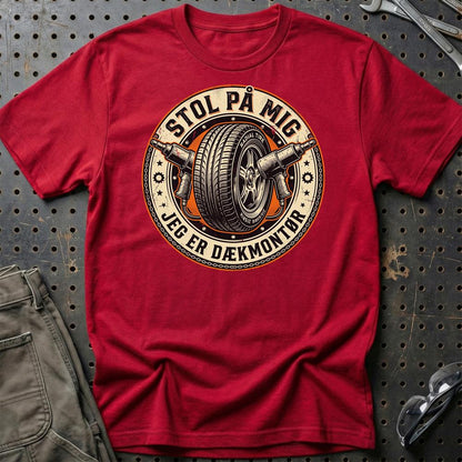 Stol På Mig – Jeg Er Dækmontør - Unisex T-Shirt , Bomuld-Beklædning-Garage Culture-Rød-S-Garage Culture Shop- garage - man cave - merchandise