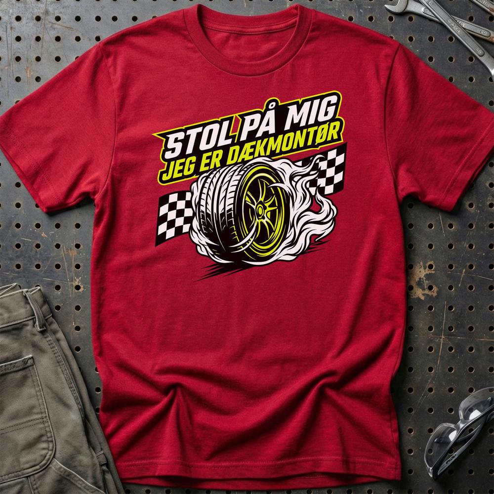 Stol På Mig – Jeg Er Dækmontør - Unisex T-Shirt , Bomuld-Beklædning-Garage Culture-Rød-S-Garage Culture Shop- garage - man cave - merchandise