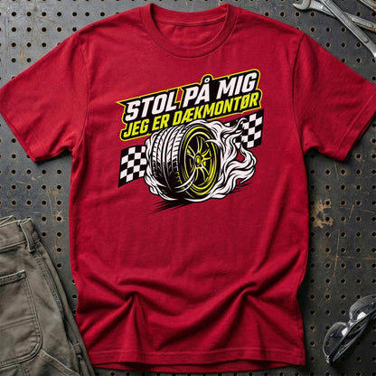 Stol På Mig – Jeg Er Dækmontør - Unisex T-Shirt , Bomuld-Beklædning-Garage Culture-Rød-S-Garage Culture Shop- garage - man cave - merchandise