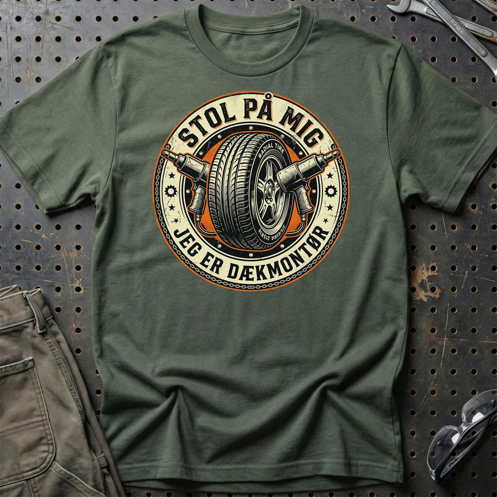 Stol På Mig – Jeg Er Dækmontør - Unisex T-Shirt , Bomuld-Beklædning-Garage Culture-Grøn Militær-S-Garage Culture Shop- garage - man cave - merchandise