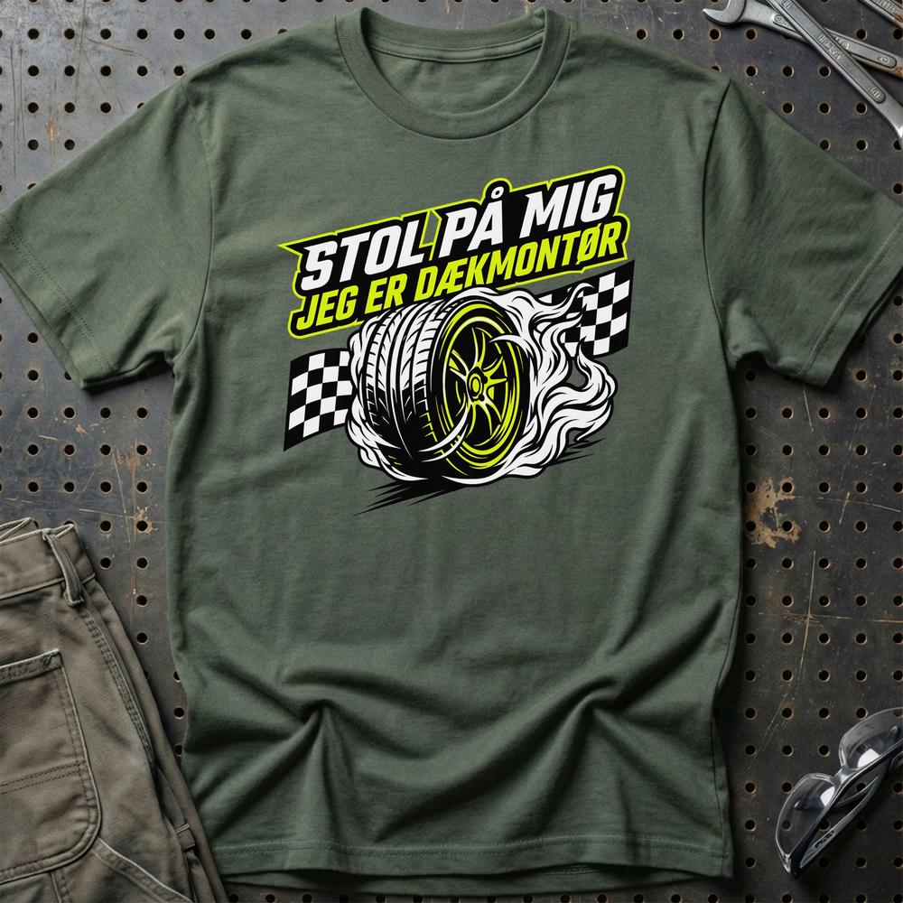 Stol På Mig – Jeg Er Dækmontør - Unisex T-Shirt , Bomuld-Beklædning-Garage Culture-Grøn Militær-S-Garage Culture Shop- garage - man cave - merchandise