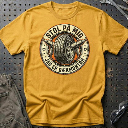 Stol På Mig – Jeg Er Dækmontør - Unisex T-Shirt , Bomuld-Beklædning-Garage Culture-Guld-S-Garage Culture Shop- garage - man cave - merchandise