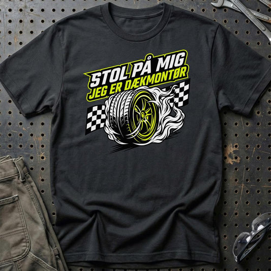 Stol På Mig – Jeg Er Dækmontør - Unisex T-Shirt , Bomuld-Beklædning-Garage Culture-Sort-S-Garage Culture Shop- garage - man cave - merchandise
