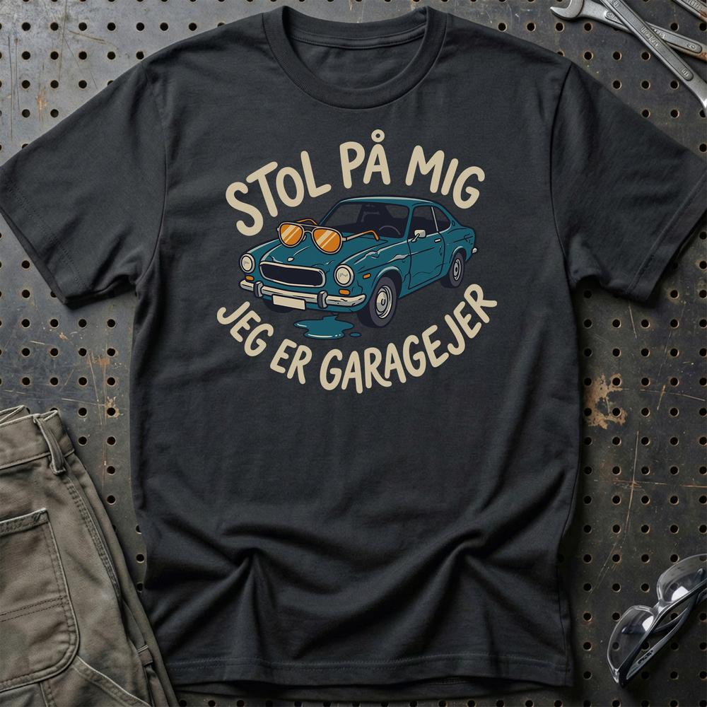 Stol På Mig - Jeg Er Garageejer T-Shirt-Beklædning-Garage Culture-Sort-S-Garage Culture Shop- garage - man cave - merchandise