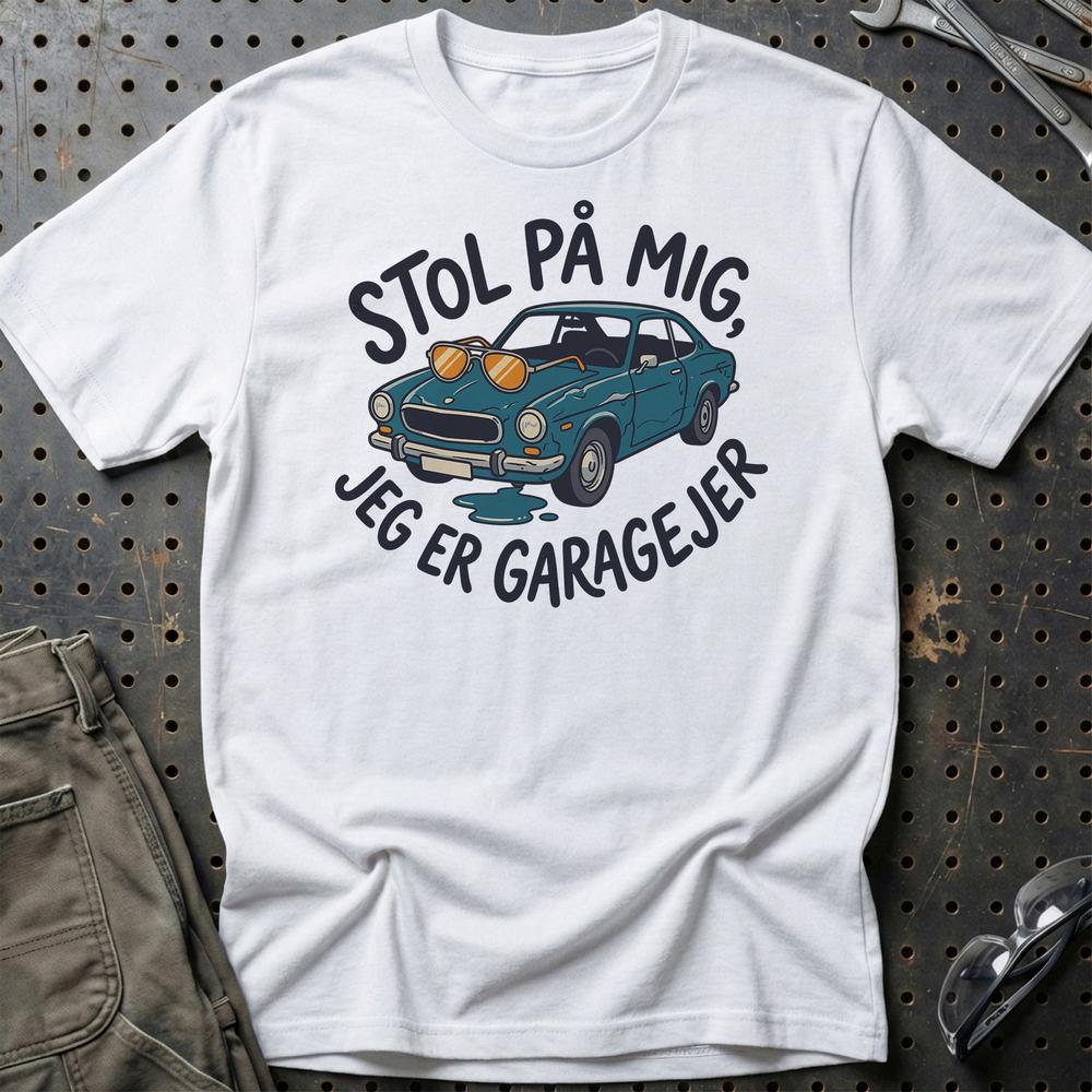 Stol På Mig – Jeg Er Garageejer - Unisex T-Shirt , Bomuld-Beklædning-Garage Culture-Hvid-S-Garage Culture Shop- garage - man cave - merchandise