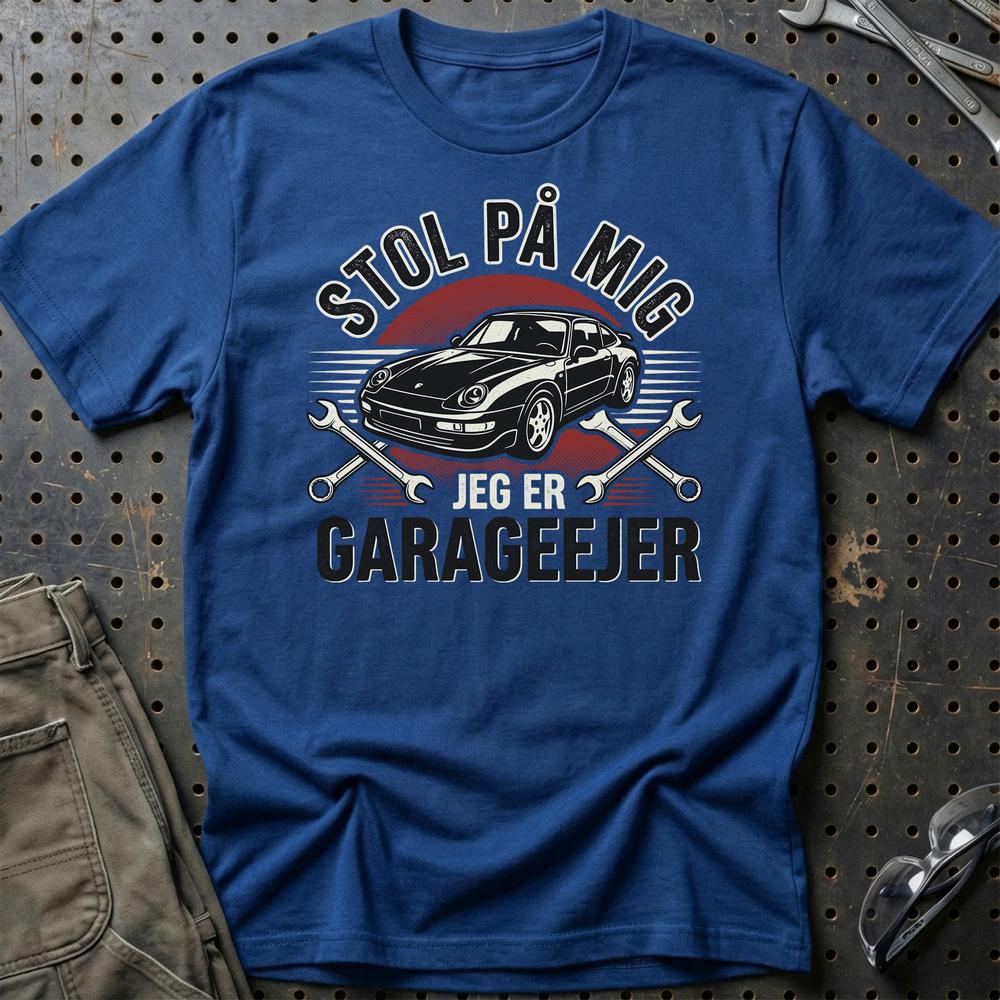 Stol På Mig – Jeg Er Garageejer - Unisex T-Shirt , Bomuld-Beklædning-Garage Culture-Blå Royal-S-Garage Culture Shop- garage - man cave - merchandise