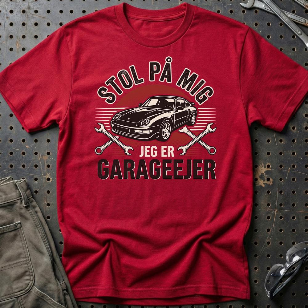 Stol På Mig – Jeg Er Garageejer - Unisex T-Shirt , Bomuld-Beklædning-Garage Culture-Rød-S-Garage Culture Shop- garage - man cave - merchandise