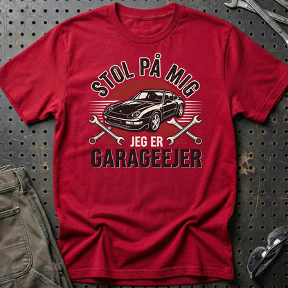 Stol På Mig – Jeg Er Garageejer - Unisex T-Shirt , Bomuld-Beklædning-Garage Culture-Rød-S-Garage Culture Shop- garage - man cave - merchandise