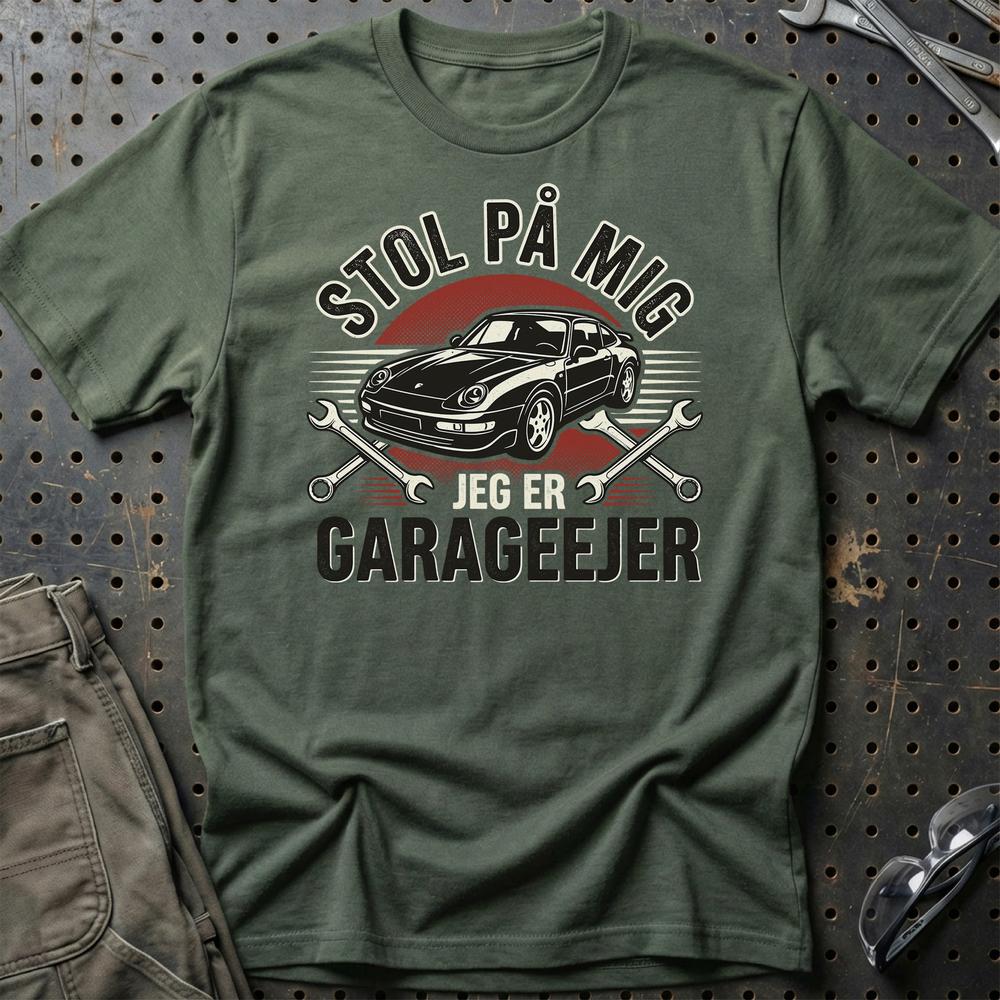 Stol På Mig – Jeg Er Garageejer - Unisex T-Shirt , Bomuld-Beklædning-Garage Culture-Grøn Militær-S-Garage Culture Shop- garage - man cave - merchandise