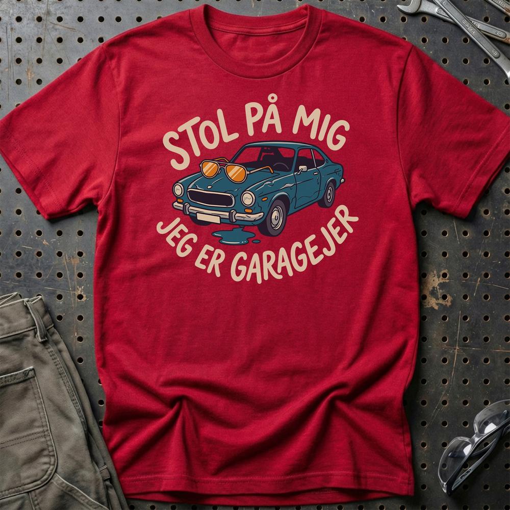Stol På Mig – Jeg Er Garageejer - Unisex T-Shirt , Bomuld-Beklædning-Garage Culture-Rød-S-Garage Culture Shop- garage - man cave - merchandise