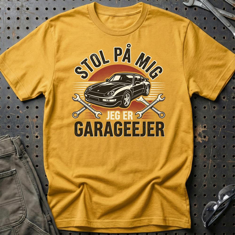 Stol På Mig – Jeg Er Garageejer - Unisex T-Shirt , Bomuld-Beklædning-Garage Culture-Guld-S-Garage Culture Shop- garage - man cave - merchandise