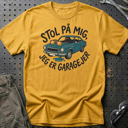 Stol På Mig – Jeg Er Garageejer - Unisex T-Shirt , Bomuld-Beklædning-Garage Culture-Guld-S-Garage Culture Shop- garage - man cave - merchandise