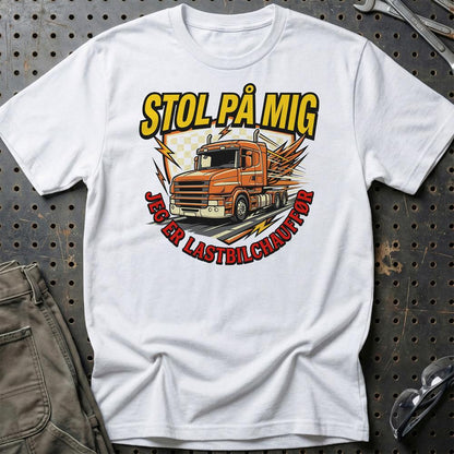 Stol På Mig – Jeg Er Lastbilchauffør - Unisex T-Shirt , Bomuld-Beklædning-Garage Culture-Hvid-S-Garage Culture Shop- garage - man cave - merchandise