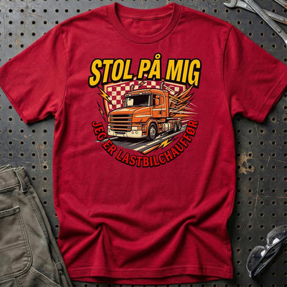 Stol På Mig – Jeg Er Lastbilchauffør - Unisex T-Shirt , Bomuld-Beklædning-Garage Culture-Rød-S-Garage Culture Shop- garage - man cave - merchandise