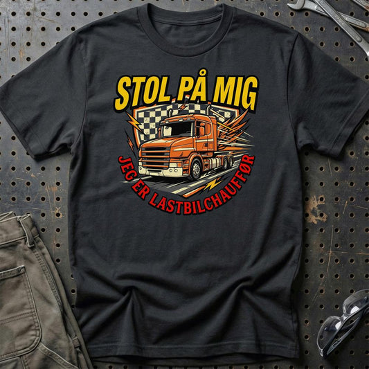 Stol På Mig – Jeg Er Lastbilchauffør - Unisex T-Shirt , Bomuld-Beklædning-Garage Culture-Sort-S-Garage Culture Shop- garage - man cave - merchandise