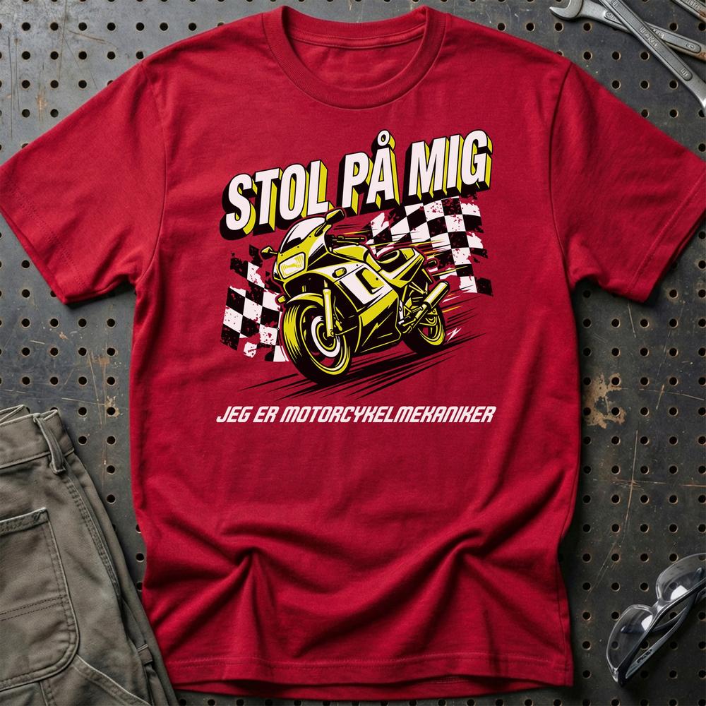 Stol På Mig - Jeg Er Motorcykelmekaniker T-Shirt-Beklædning-Garage Culture-Rød-S-Garage Culture Shop- garage - man cave - merchandise