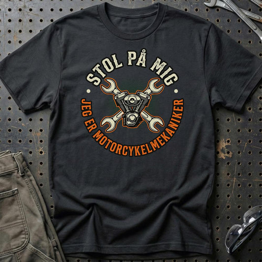 Stol På Mig – Jeg Er Motorcykelmekaniker – Unisex T-Shirt , Bomuld-Beklædning-Garage Culture-Sort-S-Garage Culture Shop- garage - man cave - merchandise