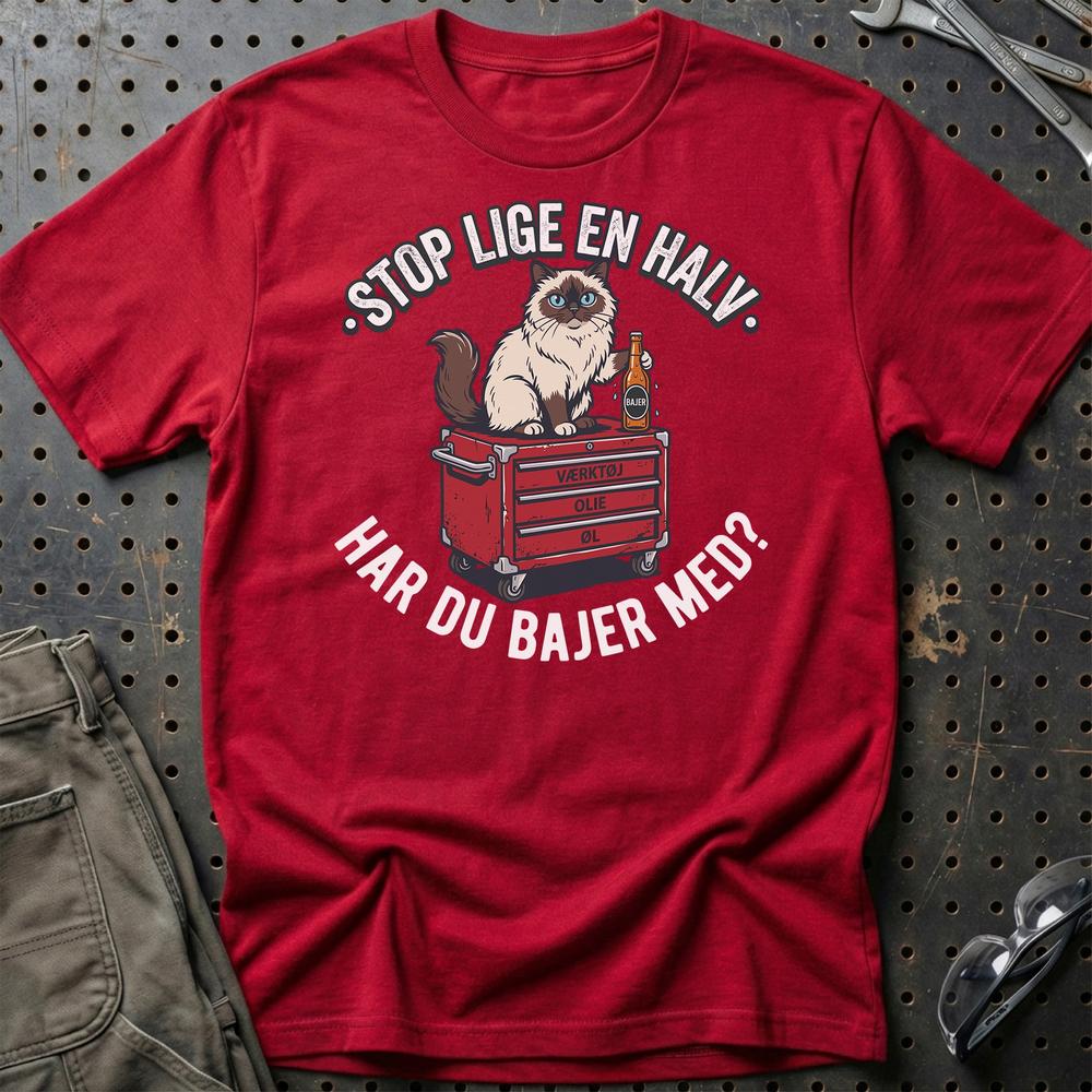 Stop Lige En Halv Har Du Bajer Med? Sjov Garage Kat - Unisex T-Shirt , Bomuld-Beklædning-Garage Culture-Rød-S-Garage Culture Shop- garage - man cave - merchandise