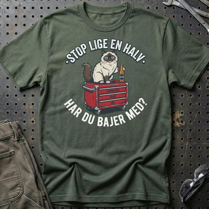 Stop Lige En Halv Har Du Bajer Med? Sjov Garage Kat - Unisex T-Shirt , Bomuld-Beklædning-Garage Culture-Grøn Militær-S-Garage Culture Shop- garage - man cave - merchandise