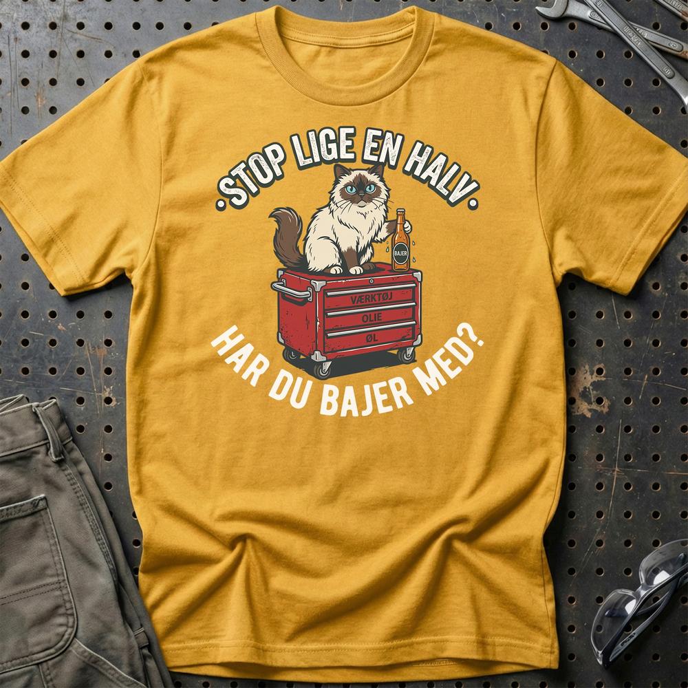 Stop Lige En Halv Har Du Bajer Med? Sjov Garage Kat - Unisex T-Shirt , Bomuld-Beklædning-Garage Culture-Guld-S-Garage Culture Shop- garage - man cave - merchandise