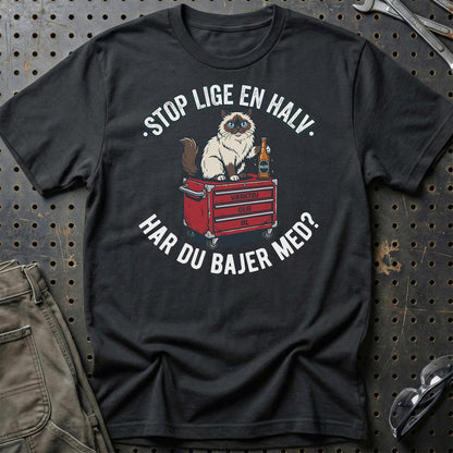Stop Lige En Halv Har Du Bajer Med? Sjov Garage Kat - Unisex T-Shirt , Bomuld-Beklædning-Garage Culture-Sort-S-Garage Culture Shop- garage - man cave - merchandise