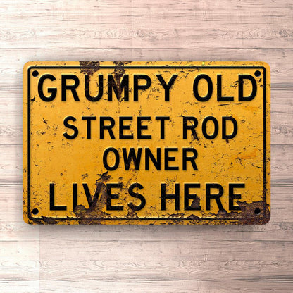 Street Rod Grumpy Old Street Rod Owner Lives Here Skilte, Musemåtte, Dørmåtte , Plakat-Skilte-Street Rod-Garage Culture Shop- garage - man cave - merchandise