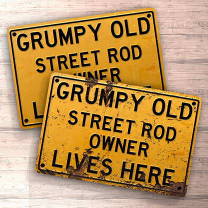 Street Rod Grumpy Old Street Rod Owner Lives Here Skilte, Musemåtte, Dørmåtte , Plakat-Skilte-Street Rod-Garage Culture Shop- garage - man cave - merchandise