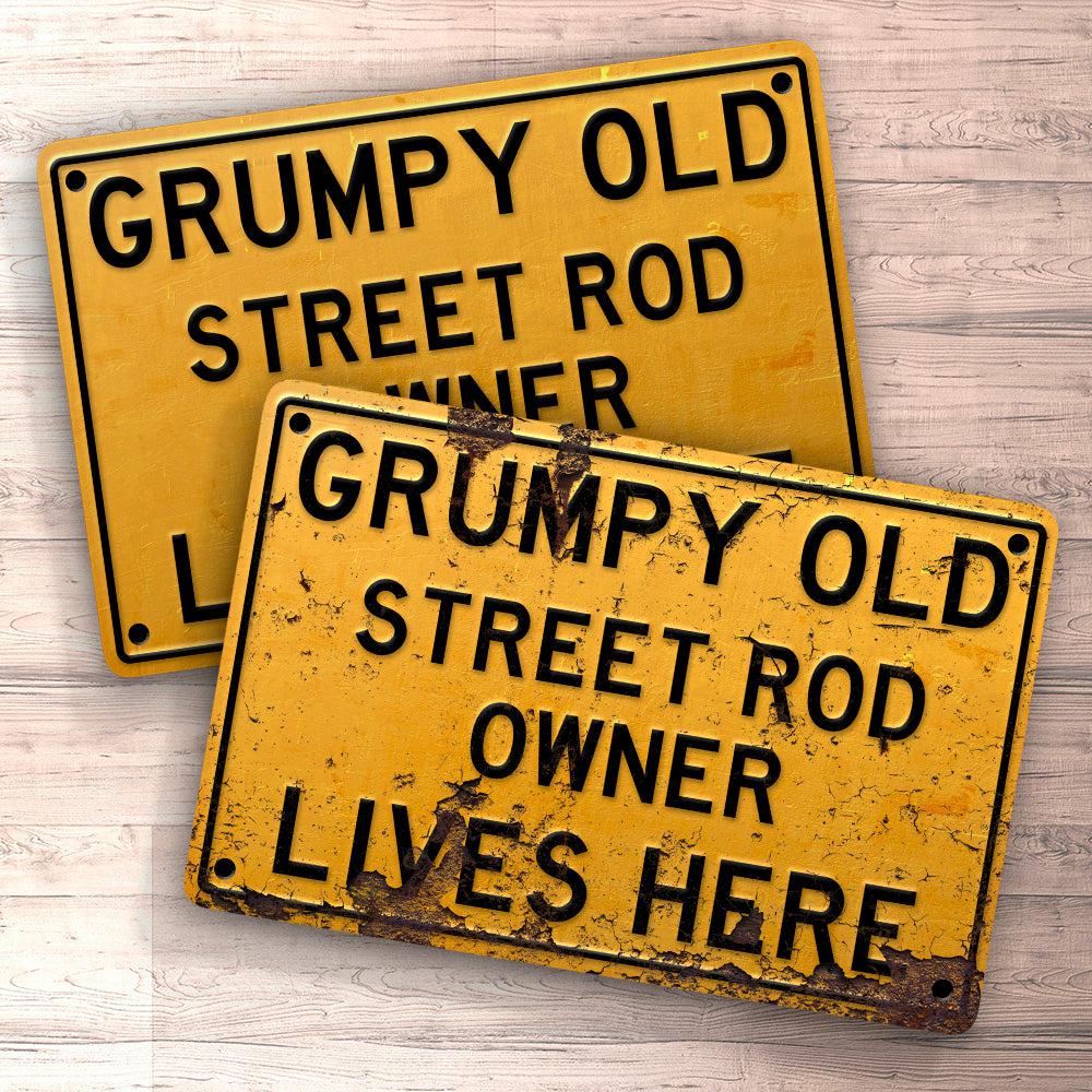 Street Rod Grumpy Old Street Rod Owner Lives Here Skilte, Musemåtte, Dørmåtte-Skilte-Street Rod-Garage Culture Shop- garage - man cave - merchandise