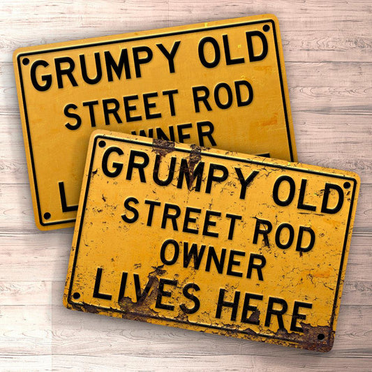Street Rod Grumpy Old Street Rod Owner Lives Here Skilte, Musemåtte, Dørmåtte-Skilte-Street Rod-Garage Culture Shop- garage - man cave - merchandise