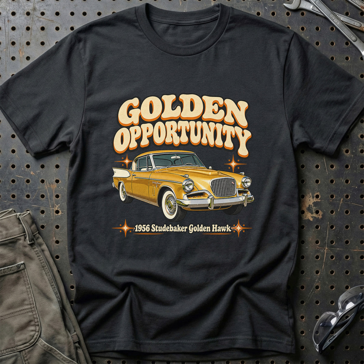 
Studebaker Golden Hawk 1956 – Golden Opportunity T-Shirt – Sort