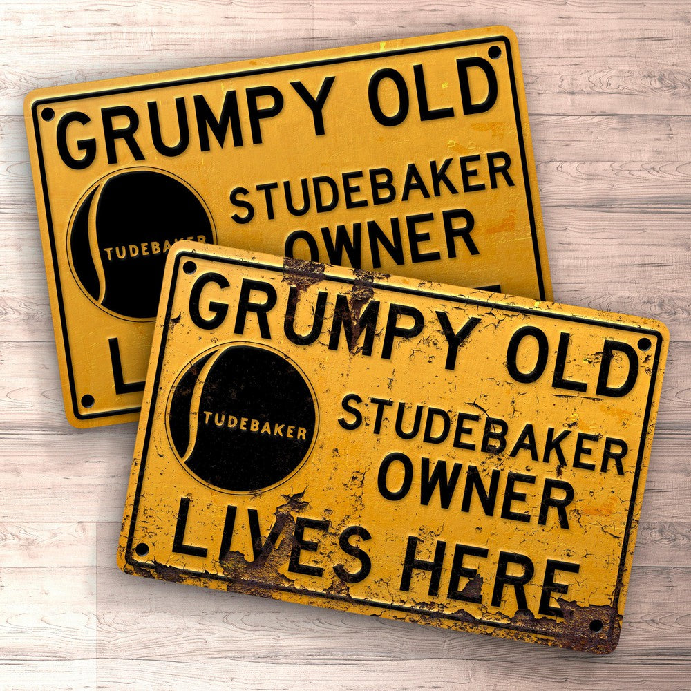 Studebaker Grumpy Old Studebaker Owner Lives Here Skilte, Musemåtte, Dørmåtte , Plakat-Skilte-Studebaker-Garage Culture Shop- garage - man cave - merchandise