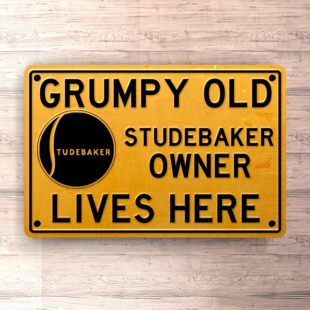 Studebaker Grumpy Old Studebaker Owner Lives Here Skilte, Musemåtte, Dørmåtte-Skilte-Studebaker-Garage Culture Shop- garage - man cave - merchandise
