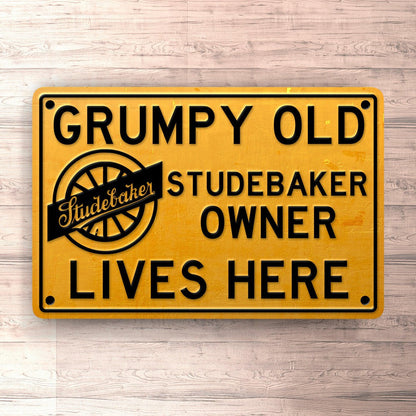 Studebaker Grumpy Old Studebaker Owner Lives Here Skilte, Musemåtte, Dørmåtte-Skilte-Studebaker-Garage Culture Shop- garage - man cave - merchandise
