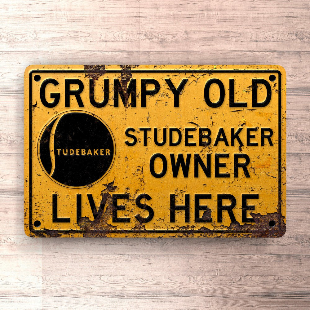 Studebaker Grumpy Old Studebaker Owner Lives Here Skilte, Musemåtte, Dørmåtte-Skilte-Studebaker-Garage Culture Shop- garage - man cave - merchandise