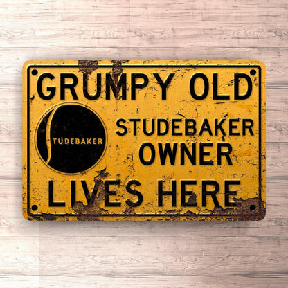 Studebaker Grumpy Old Studebaker Owner Lives Here Skilte, Musemåtte, Dørmåtte-Skilte-Studebaker-Garage Culture Shop- garage - man cave - merchandise