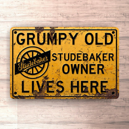 Studebaker Grumpy Old Studebaker Owner Lives Here Skilte, Musemåtte, Dørmåtte-Skilte-Studebaker-Garage Culture Shop- garage - man cave - merchandise